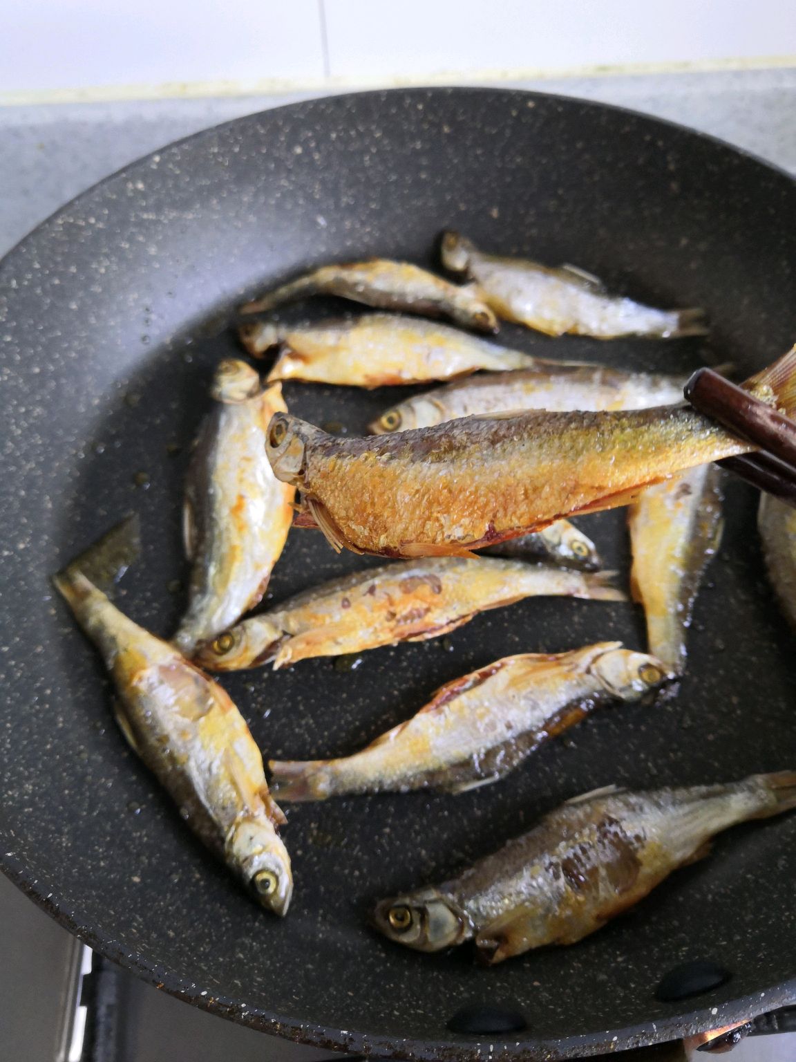 小鱼干家常好吃的做法，非常的开胃下饭，闻到这香味都要流口水了 - 哔哩哔哩