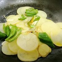 #夏日消暑，非它莫属#青椒土豆片的做法图解5