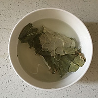 荷叶枸杞菊花茶的做法图解2