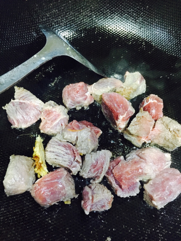 牛肉蛋包饭   2人份营养又好吃的做法图解3