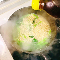 #流感季饮食攻略#小河虾蛋白面的做法图解3
