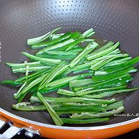 夏天不厌食，大葱炒榨菜的做法图解5