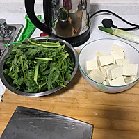 茼蒿豆腐粉条的做法图解2