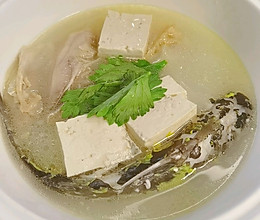 鱼头豆腐汤，汤汁奶白，鲜美爽口的做法