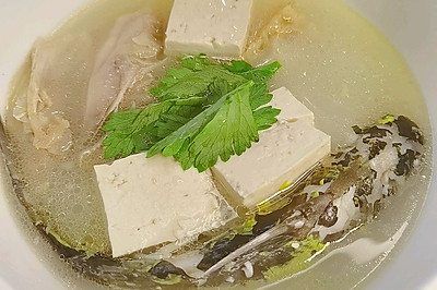 鱼头豆腐汤，汤汁奶白，鲜美爽口