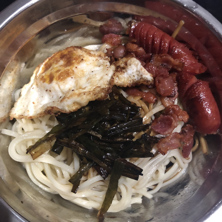 葱油培根香肠拌面的做法