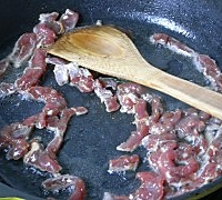 牛肉炒草菇的做法图解3