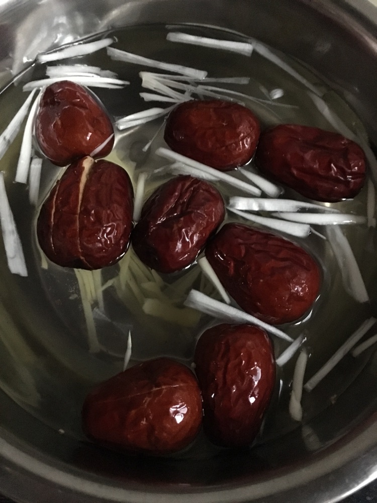 预防感冒：姜丝红枣茶的做法图解2