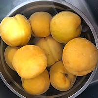 黄桃罐头的做法图解1