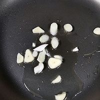 香肠炒蟹味菇的做法图解4