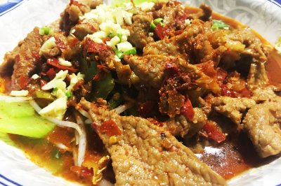 【水煮牛肉做法】具有火锅风的诱人美味，怎么吃都不腻