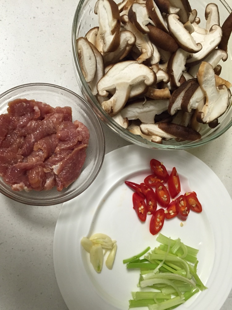 鲜香菇炒肉的做法图解2