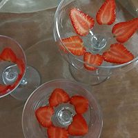 #爽口凉菜，开胃一夏！#黑醋栗草莓奶昔的做法图解4