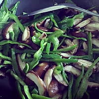 青椒香菇爆猪耳的做法图解2