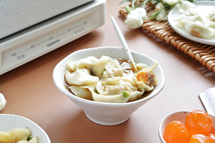 咸蛋黄鲜肉馄饨的做法