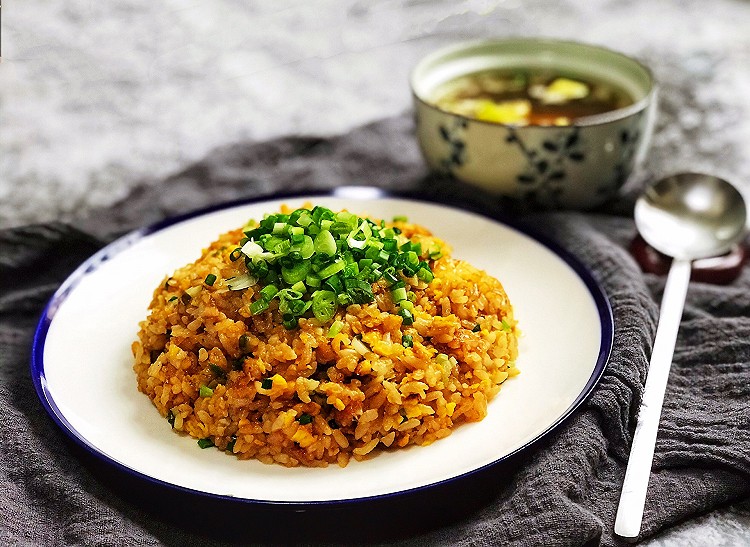 还原《侠饭》焦香酱油蒜味炒饭的做法