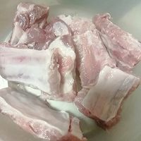 初夏来一碗清爽的豌豆黄瓜排骨汤吧～的做法图解1