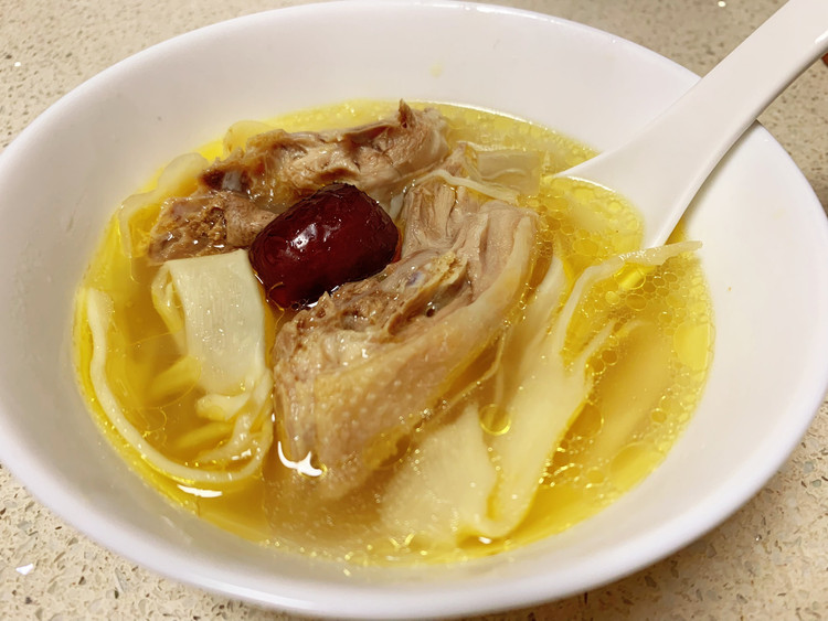 鲜美暖胃的糯米笋老母鸡汤的做法