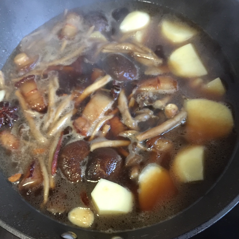 红烧肉+栗子+茶树菇+土豆+香菇的做法图解7