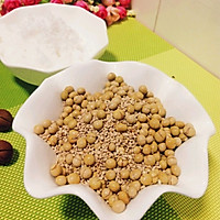 十分钟就能做好的芝麻豆豆糖的做法图解1