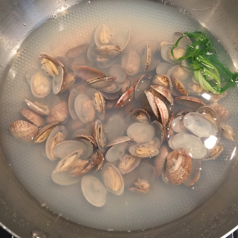韭黄蛤蜊炒肉丝的做法图解1