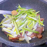 腊味飘香好吃又下饭的蒜苗炒腊肉的做法图解5