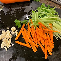 麻辣香芹鸡丝的做法图解3