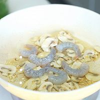蒜香虾仁口蘑菠菜意面的做法图解13