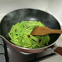 芦蒿炒腊肠的做法图解1