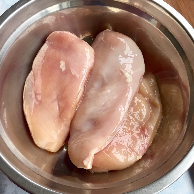 自制奥尔良鸡肉脆皮肠的做法图解1