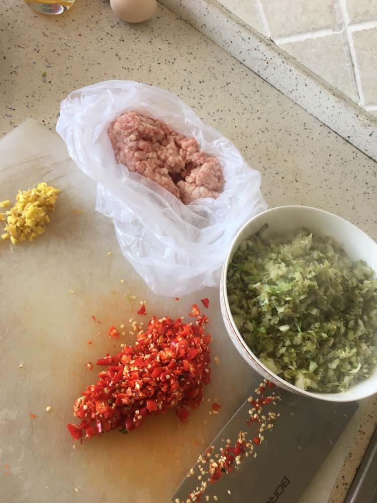 酸包菜炒肉末的做法图解1