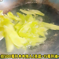 #春天的鲜味# 莴笋炒五花肉的做法图解1