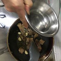 不腻的红烧排骨的做法图解6