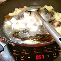 虾仁煎蛋裙带菜豆腐汤的做法图解8