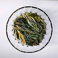 天热不想吃饭,那就来碗清热去火的菜干咸骨粥吧!的做法图解2