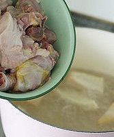 秋季清补靓汤--榴莲壳煲鸡汤的做法图解3