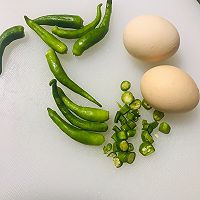 尖椒炒鸡蛋的做法图解1