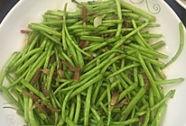 藜蒿芽炒腊肉的做法