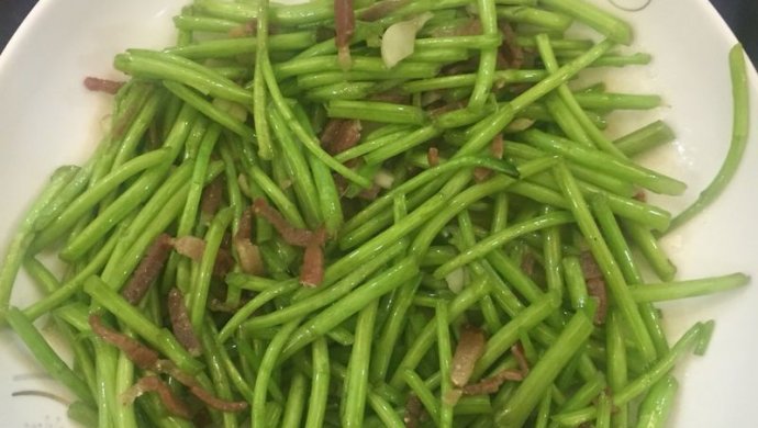 藜蒿芽炒腊肉