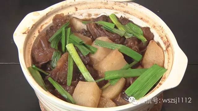 秘制砂锅萝卜牛腩