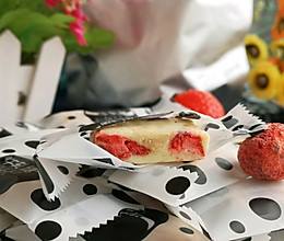 #新年自制伴手礼，红红火火一整年！#冻干草莓干牛轧糖的做法