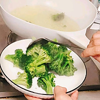 橄榄油鲜虾西兰花的做法图解2
