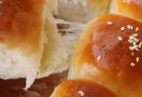 #美食说出“新年好”#香香甜甜的牛奶拉丝小面包的做法