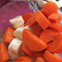 胡萝卜玉米淮山猪骨汤的做法图解2