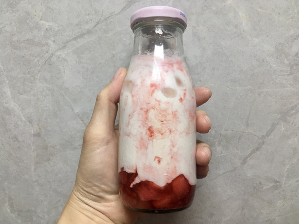 酸酸甜甜冰冰的霸气草莓牛奶