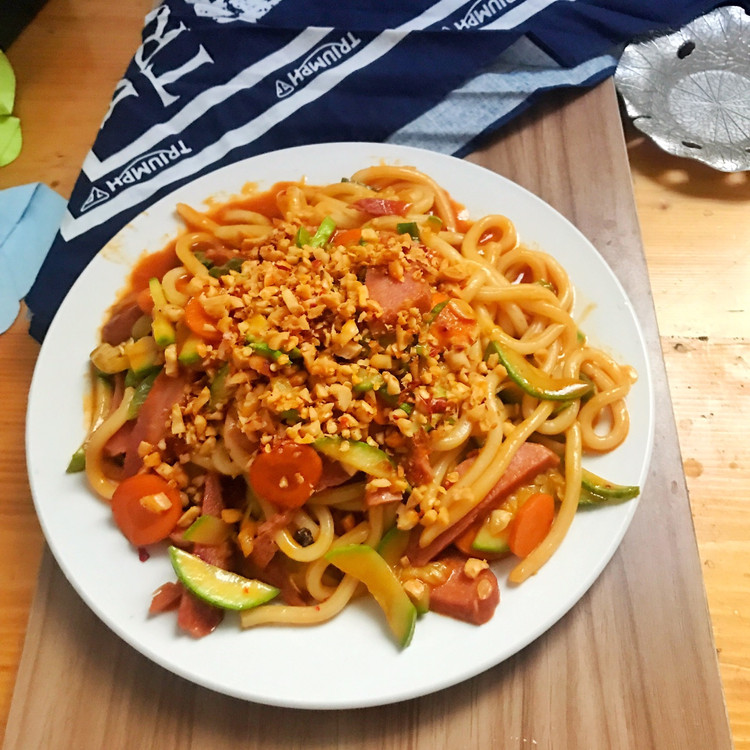 火鸡腿炒乌冬的做法