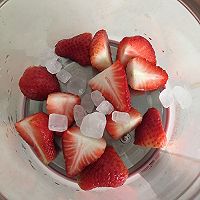 冰糖草莓水的做法图解1