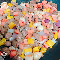 牛肉鲜虾芝士焗饭的做法图解2