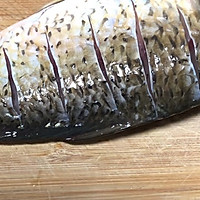 【私房菜】肉嫩味鲜的红烧鲫鱼的做法图解1