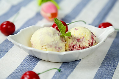 香草酸奶油樱桃冰淇淋
